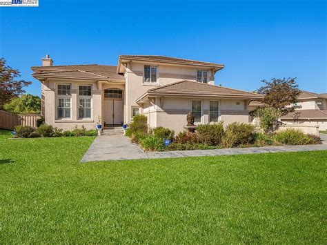 Zillow fremont ca - Located in the scenic Fremont community of Cameron Hills. Built in 1988. 3 bedrooms plus an office and 2.5 baths w/2,388 ft living area. 9429 ft large lot. Fashionable high-ceiling large living room. The kitchen and family room are connected for comfort and convenience living. Spacious large kitchen with marble kitchen island and the wine bar ...